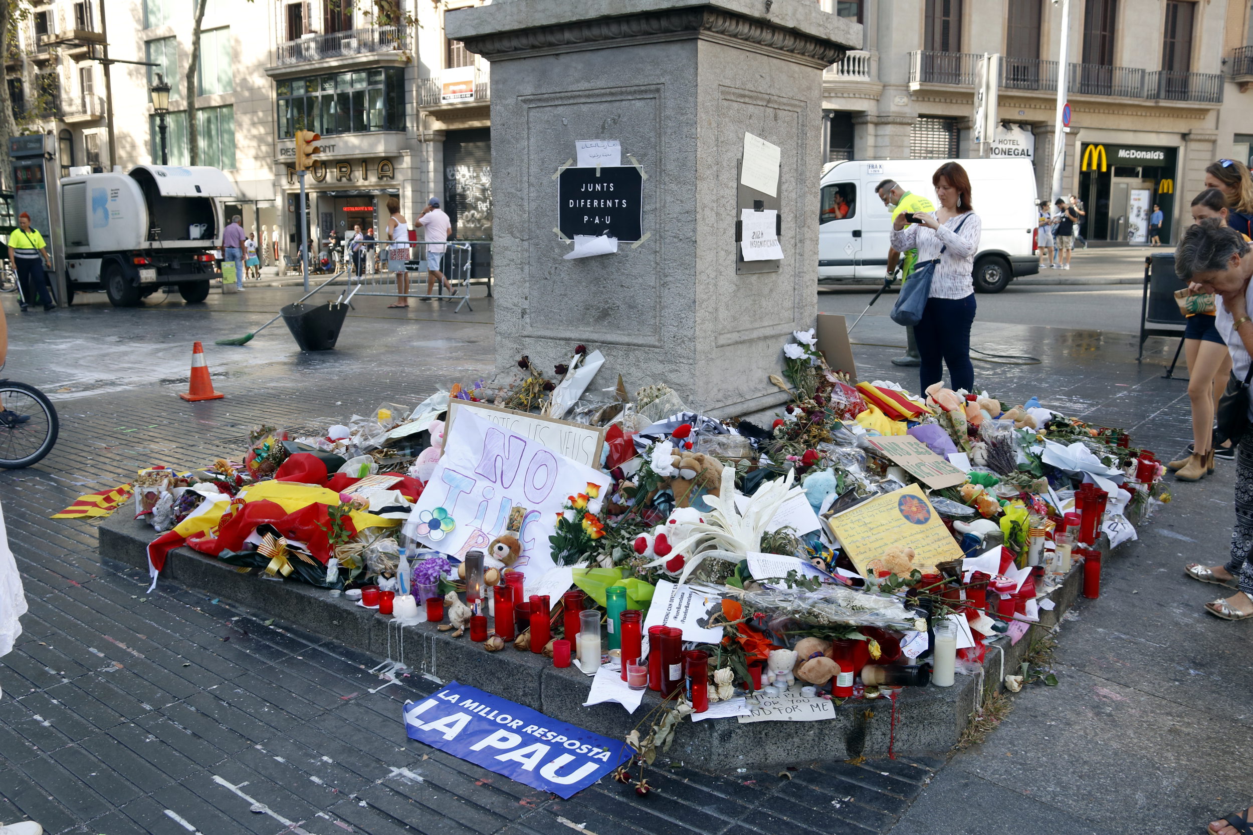 Flowers left on La Rambla in memorial of victims of terrorist attack (by ACN)